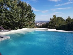 piscina a sfioro interrata da giardino
